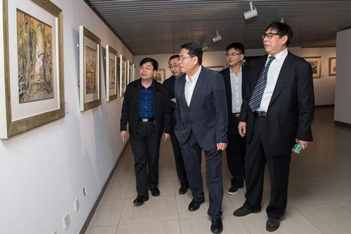 中国艺术研究院中国油画院院长、著名艺术家杨飞云现场观展