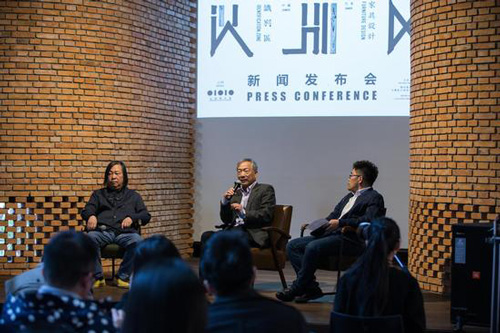 （从左至右）红砖美术馆馆长、创始人闫士杰， 可乐马古典家具博物馆创建人、著名古典家具鉴藏家马可乐，红砖美术馆学术总监夏彦国