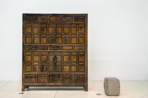（左）经柜 15~16世纪（明中晚期） 楠木 243x55x290cm （右）石墩 13~14世纪（宋元时期）青石 45x45x60cm