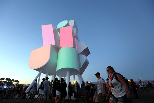 4月16日，加州印第奥：基门內兹·莱的《12层塔》 图片： by David McNew/Getty Images for Coachella.