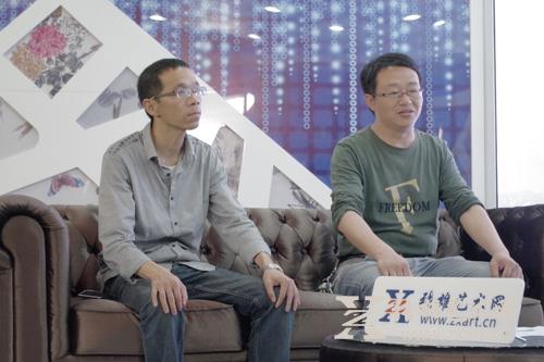 “走进福建100名书画名家组委会全国书画写生基地”主任王伟强（左）和副主任江勇（右）接受记者采访    图 杨露婷 摄