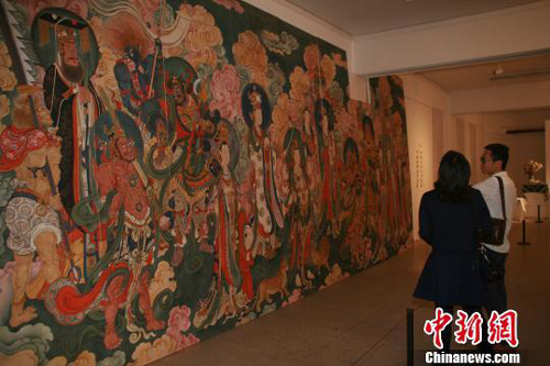 “中央美术学院首届宗教绘画高研班作品展”23日在中央美院教学展厅开幕，一件1：1比例复制的明代宫廷《法海寺壁画》极为震撼。　杨彦宇　摄