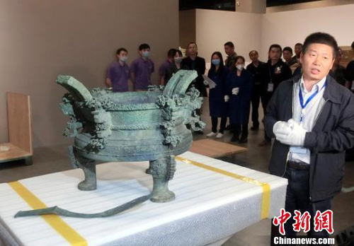 专家介绍“王子午”青铜鼎。　邓霞　摄