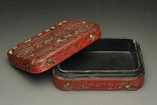   清 剔彩三色人物纹盖盒 长 15.5cm 宽 10.5cm 高：5cm