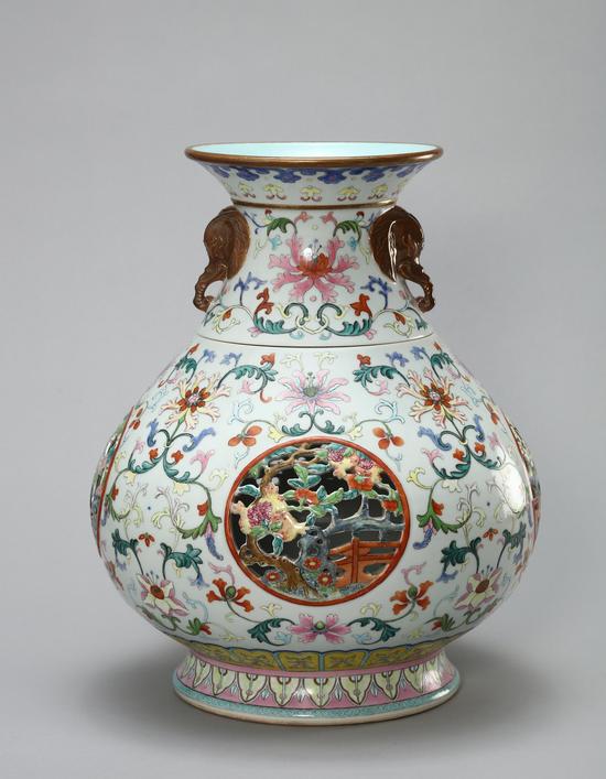   清乾隆 洋彩开光镂空“四时富贵”图象耳转心瓶 H：41.2cm 款识：大清乾隆年制 皇家长物