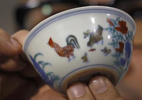   拍出2.8亿港元的斗彩鸡缸杯