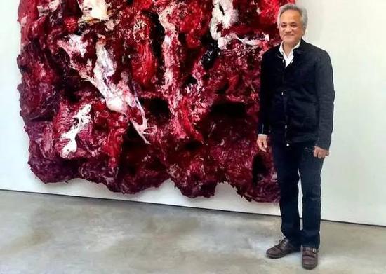   安尼施·卡普尔2015年3月在其代理画廊Lisson Gallery，图片来源：Laura Bushell