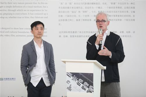 “真实的假像"联合策展人姜节泓与马克·纳什（Mark Nash） 图片：致谢上海二十一世纪民生美术馆