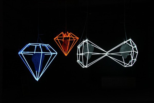 艺术家：周文斗《点石》，作品材料：霓虹灯管、石头，作品尺寸：170x85x85cm, 85x85x85cm,85x85x85cm，创作时间：2010年