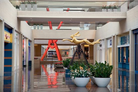 达拉斯的巨型封闭式购物中心Northpark Center展示的艺术品