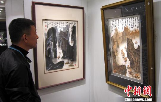  李可染的《红色漓江》(右)，估价1800万至2200万人民币