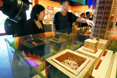 杨乃武与小白菜案的奏折副本在云居寺展出