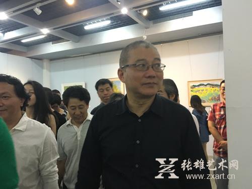 中国油画学会主席、中国美术学院院长许江观看展览