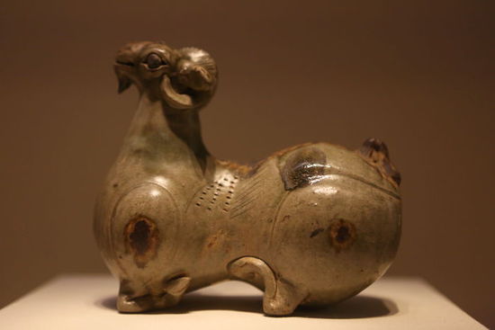   东晋·青瓷羊形烛台现藏国家博物馆