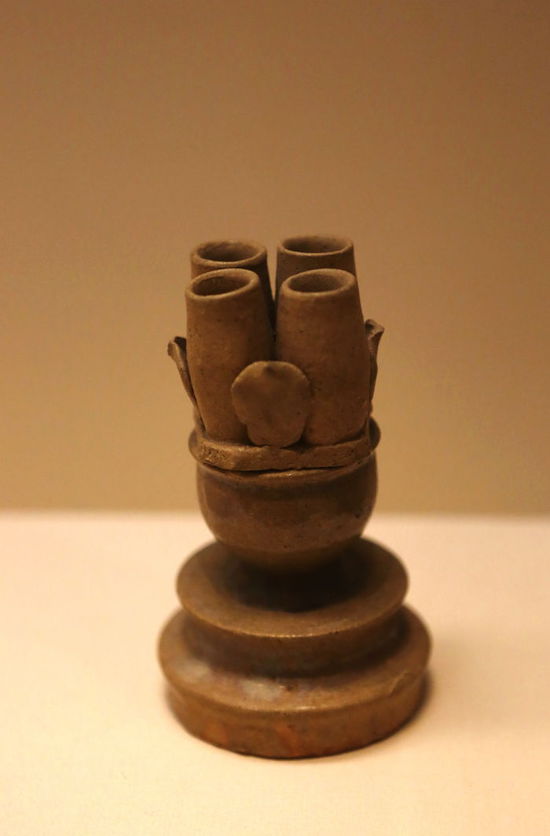   南朝·青瓷烛台现藏国家博物馆