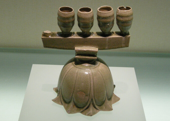   北朝·青釉覆莲座烛台现藏河北省博物馆