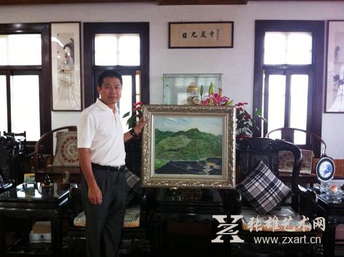 当代艺术家叶碧峰与他捐赠的画作《故乡的茶园》