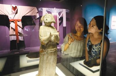 游客在“环肥燕瘦”主题特展展厅欣赏唐代圆领袍衫双丫髻女立俑（首席记者 李明 摄）