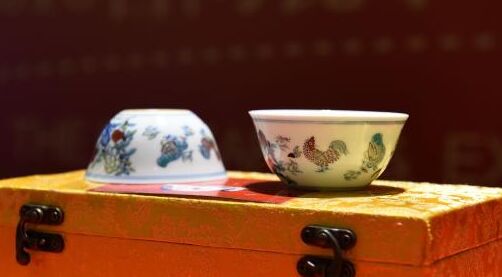 图为展出的明成化斗彩鸡缸杯。　周毅　摄 