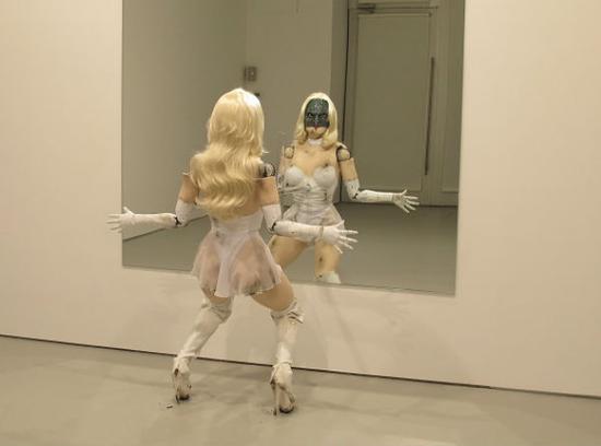   乔丹·沃尔夫森在卓纳画廊展出的电动雕塑。 图片：Rozalia Jovanovic. 