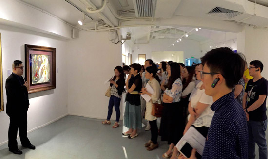   华艺国际为出席见面会的媒体朋友现场导赏春拍精品