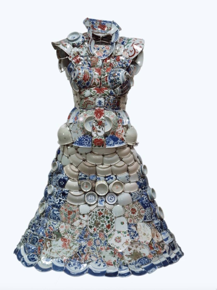李晓峰利把古瓷碎片编制成服饰艺术品