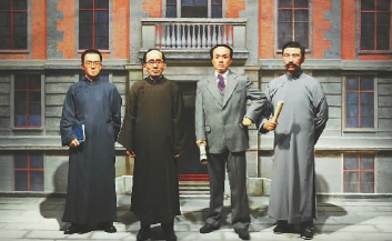   展览现场，四位“新文化”运动的代表——“胡适”“蔡元培”“陈独秀”“李大钊”（从左至右）身着长衫站在北大红楼前