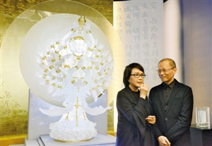 杨惠姗（左）、张毅介绍琉璃观音像。