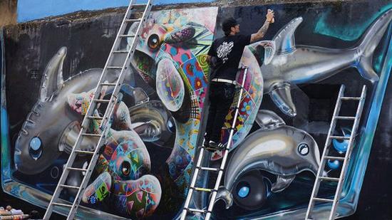    艺术家 Fanakapan 创作一幅保护海洋生物的壁画
