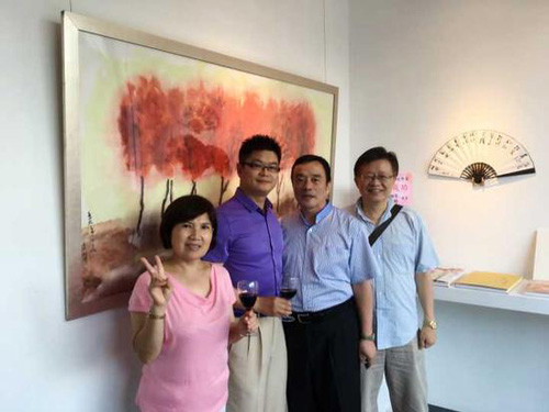 策展人张力行董事长（右二）及艺术家王清州（左二）与粉丝收藏家与作品合影 