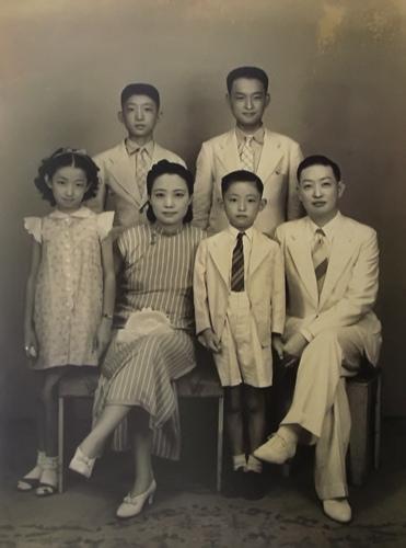 资料图：梅兰芳先生全家福。前排右二为梅葆玖。梅玮供图