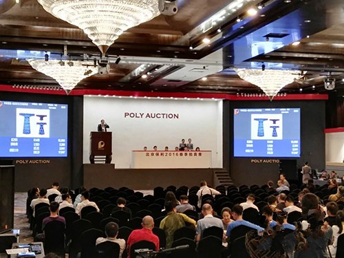 　7日晚，北京保利2016春季拍卖会“华彩霓裳——张信哲先生珍藏明清织绣服饰”专场在京收槌。图为当晚拍卖现场。