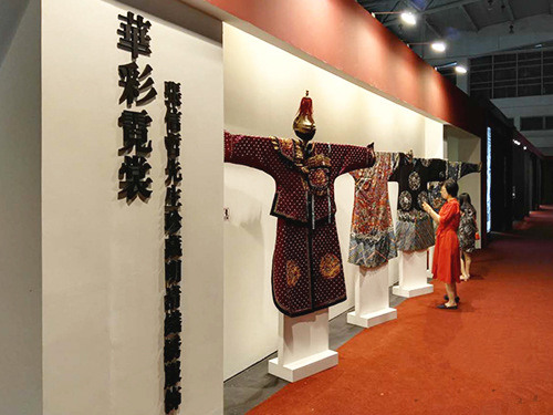 “华彩霓裳——张信哲先生珍藏明清织绣服饰”曾在北京农展馆预展。图为预展现场。