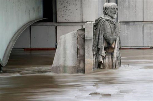 在洪水中，阿尔玛桥的雕像被淹没了半截