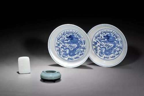 2434清乾隆 仿汝釉水丞一件、 青花云龙纹盘一对、 白玉滕王阁诗文牌一件直径 D 16.8 cm、直径 D 6.8 cm、长 L 6cm水丞、盘“大清乾隆年制”款、水丞带座