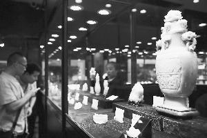   有业内人士预计，未来十年我国艺术品线上交易额将达到70亿元的市场规模