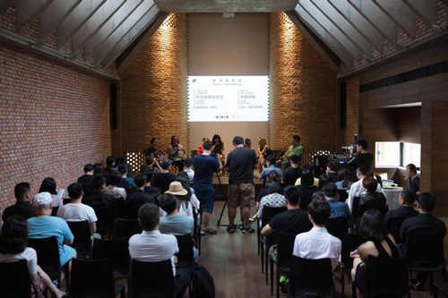 新闻发布会现场  