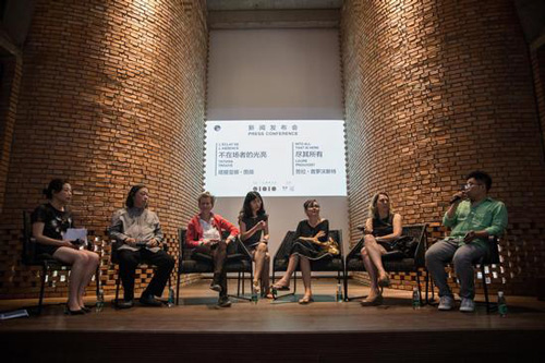 从左至右：策展人唐泽慧，红砖美术馆馆长&创始人闫士杰，艺术家劳拉·普罗沃斯特，艺术家塔提亚娜·图薇，法国驻华使馆文化专员黎静，红砖美术馆学术总监夏彦国　　