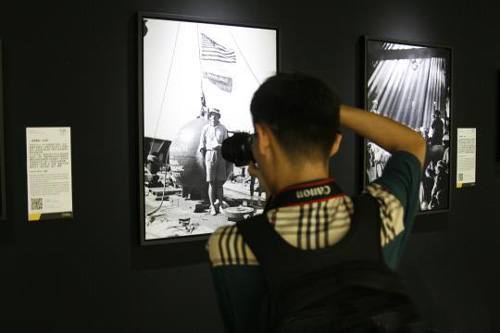 摄影爱好者抓住难得的机会来到展览现场。　胡耀杰 摄