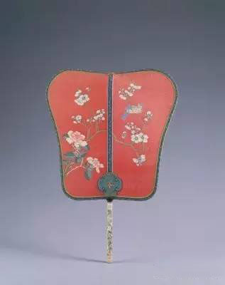   清 缂丝花鸟牙柄刻八仙团扇 通长45cm，扇面最宽31.5cm