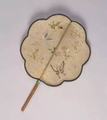   竹柄纱地堆绫加绣花蝶扇 　扇面纵31cm，横28cm