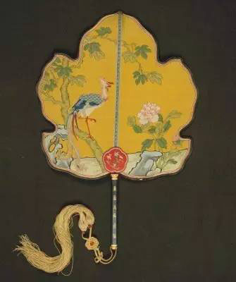  黄色缂丝凤栖梧桐图团扇 　长49cm，宽33.5cm