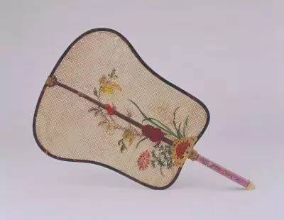   清中期 牙丝编地花卉芭蕉扇　长57.3cm，最宽34.1cm