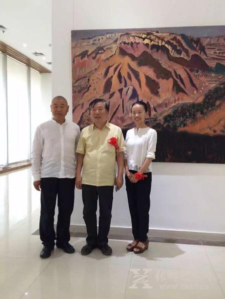 参观者与艺术家合照