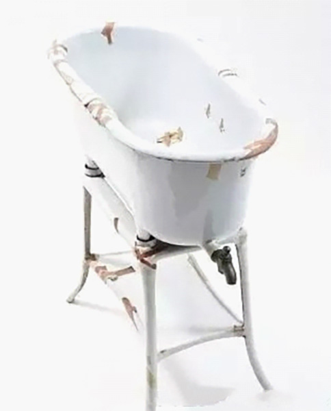 德国艺术家波依斯(JosephBeuys)1980年代展出作品《浴缸》，结果看上去脏乎乎的浴缸被热心的美术馆工作人员洗擦干净。