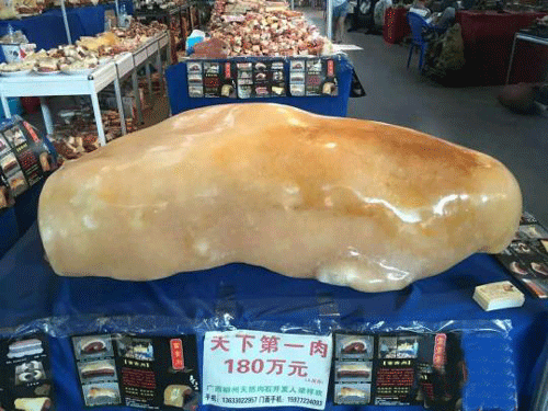   图为石博会上展出的天价猪肉石 钟欣 摄