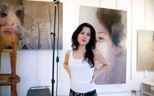  Alyssa Monks目前在纽约艺术学院（New York Academy of Art）任教，曾三次获得Elizabeth Greensheilds Foundation的绘画大奖。