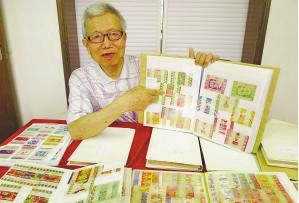 毛承谟展示“白毛女”系列糖纸