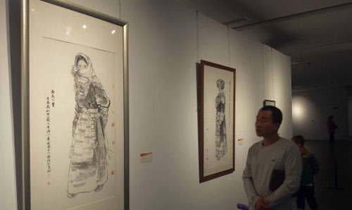  观众在太原美术馆参观。　胡健 摄