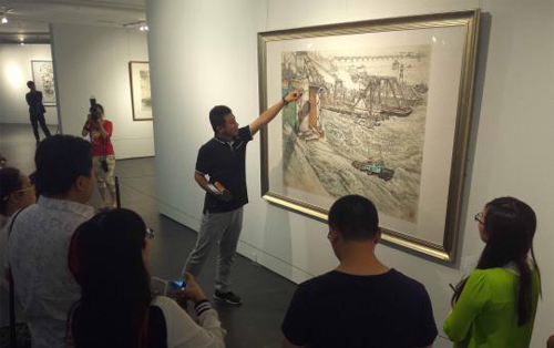 山东美术馆策展人张膑向参观者介绍画作